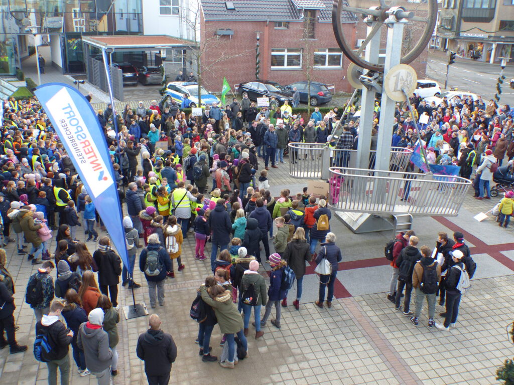 Menschen bei einem Klimastreik in Melle